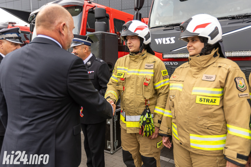 Strażacy otrzymali nowe wozy. Wśród nich znaleźli się druhowie z Gniewkowa [FOTO]