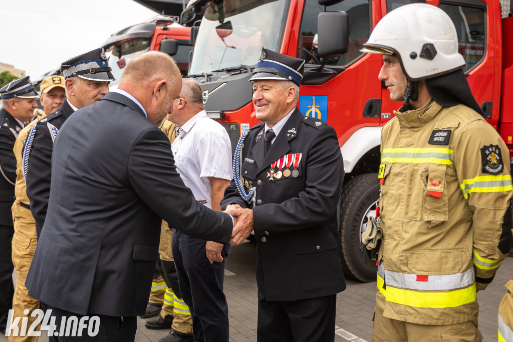Strażacy otrzymali nowe wozy. Wśród nich znaleźli się druhowie z Gniewkowa [FOTO]