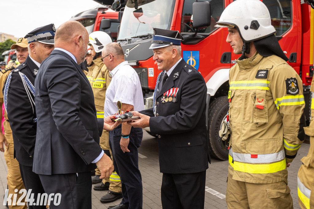 Strażacy otrzymali nowe wozy. Wśród nich znaleźli się druhowie z Gniewkowa [FOTO]
