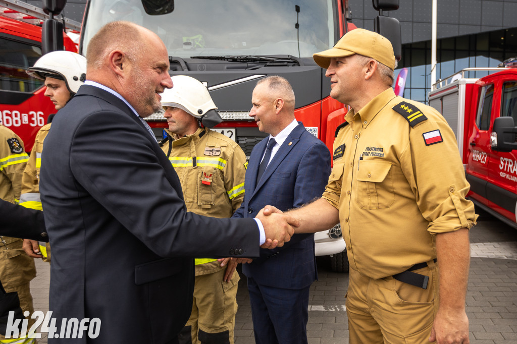 Strażacy otrzymali nowe wozy. Wśród nich znaleźli się druhowie z Gniewkowa [FOTO]