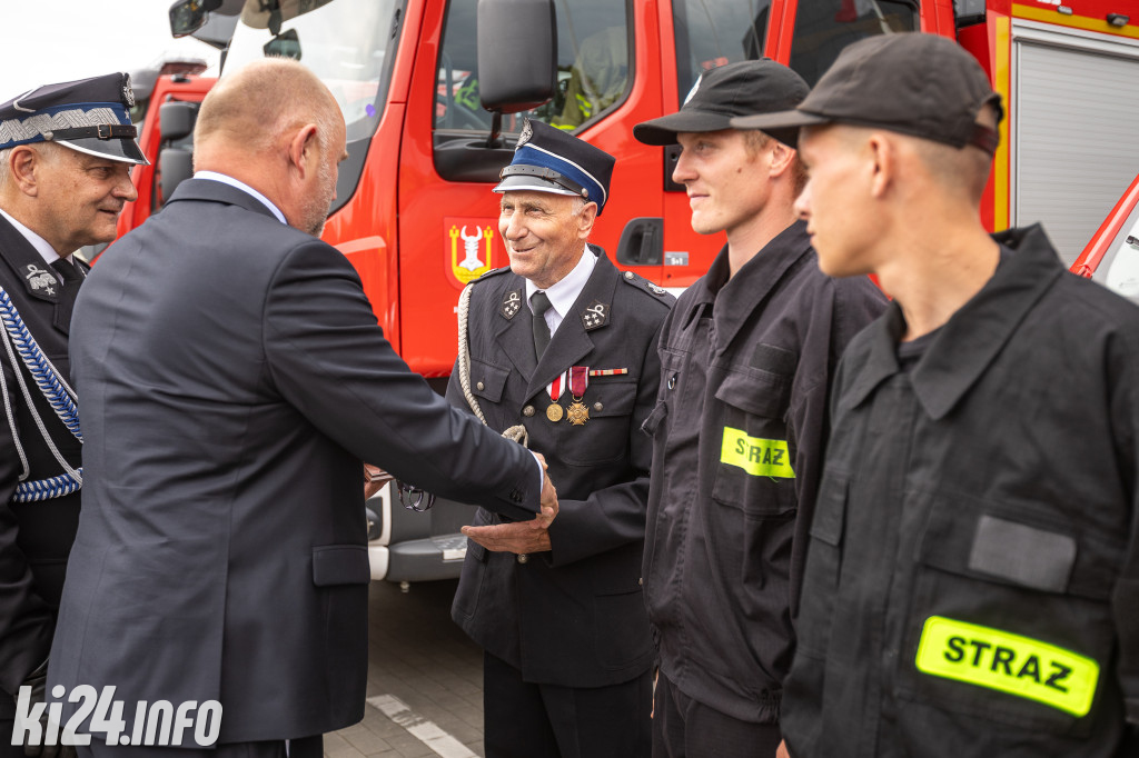 Strażacy otrzymali nowe wozy. Wśród nich znaleźli się druhowie z Gniewkowa [FOTO]