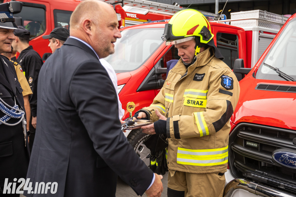 Strażacy otrzymali nowe wozy. Wśród nich znaleźli się druhowie z Gniewkowa [FOTO]