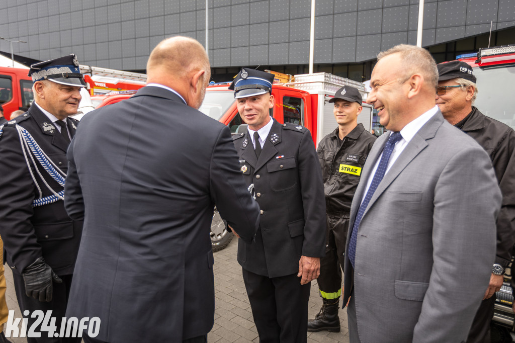 Strażacy otrzymali nowe wozy. Wśród nich znaleźli się druhowie z Gniewkowa [FOTO]