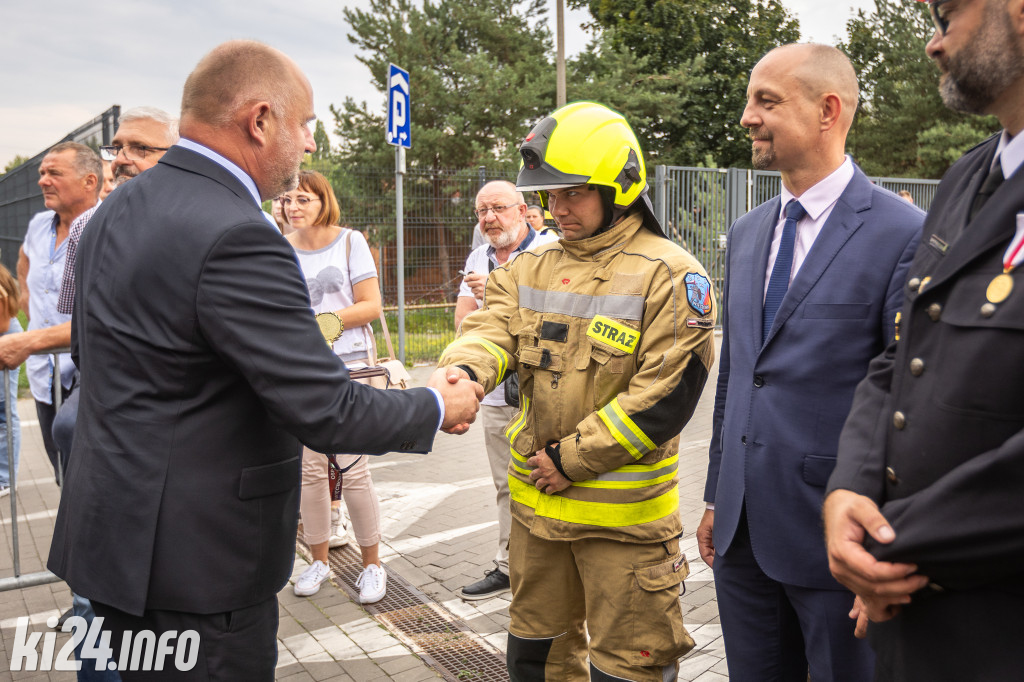 Strażacy otrzymali nowe wozy. Wśród nich znaleźli się druhowie z Gniewkowa [FOTO]