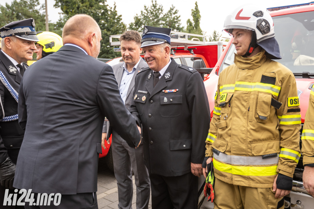 Strażacy otrzymali nowe wozy. Wśród nich znaleźli się druhowie z Gniewkowa [FOTO]