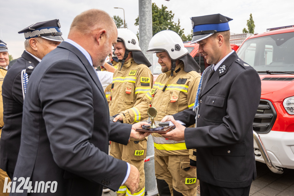 Strażacy otrzymali nowe wozy. Wśród nich znaleźli się druhowie z Gniewkowa [FOTO]