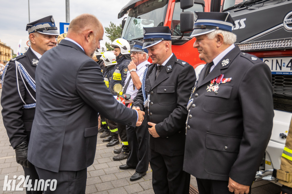 Strażacy otrzymali nowe wozy. Wśród nich znaleźli się druhowie z Gniewkowa [FOTO]