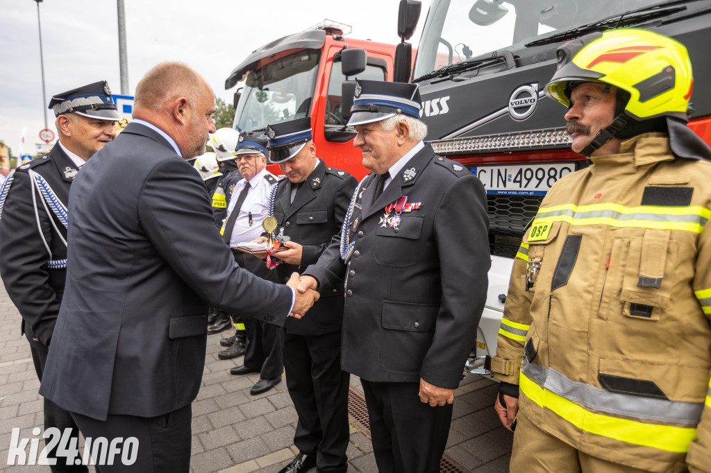 Strażacy otrzymali nowe wozy. Wśród nich znaleźli się druhowie z Gniewkowa [FOTO]