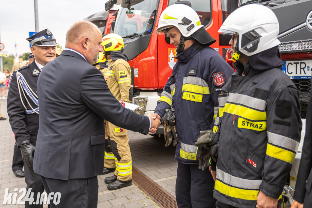 Strażacy otrzymali nowe wozy. Wśród nich znaleźli się druhowie z Gniewkowa [FOTO]