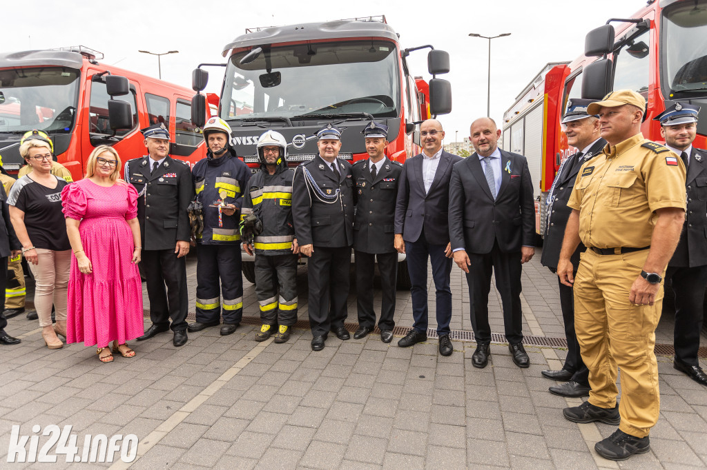 Strażacy otrzymali nowe wozy. Wśród nich znaleźli się druhowie z Gniewkowa [FOTO]