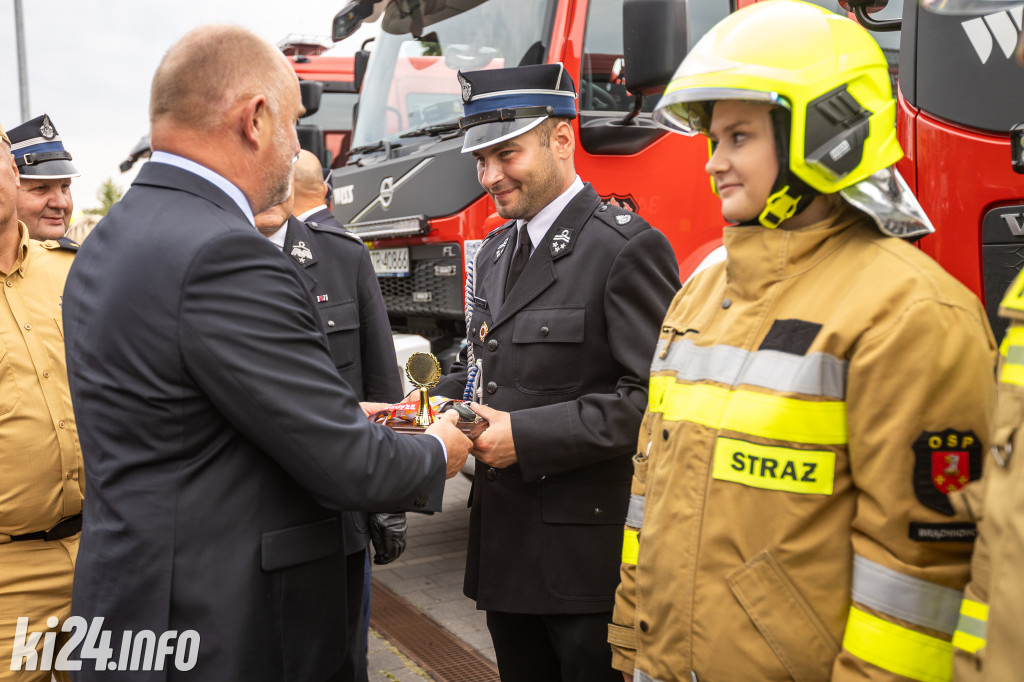 Strażacy otrzymali nowe wozy. Wśród nich znaleźli się druhowie z Gniewkowa [FOTO]