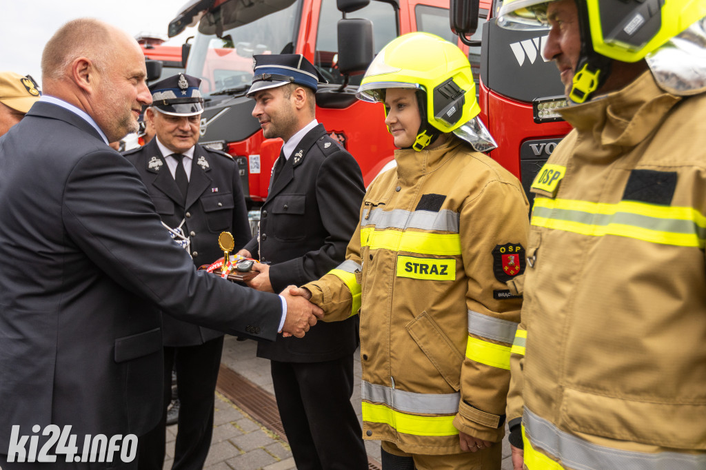 Strażacy otrzymali nowe wozy. Wśród nich znaleźli się druhowie z Gniewkowa [FOTO]