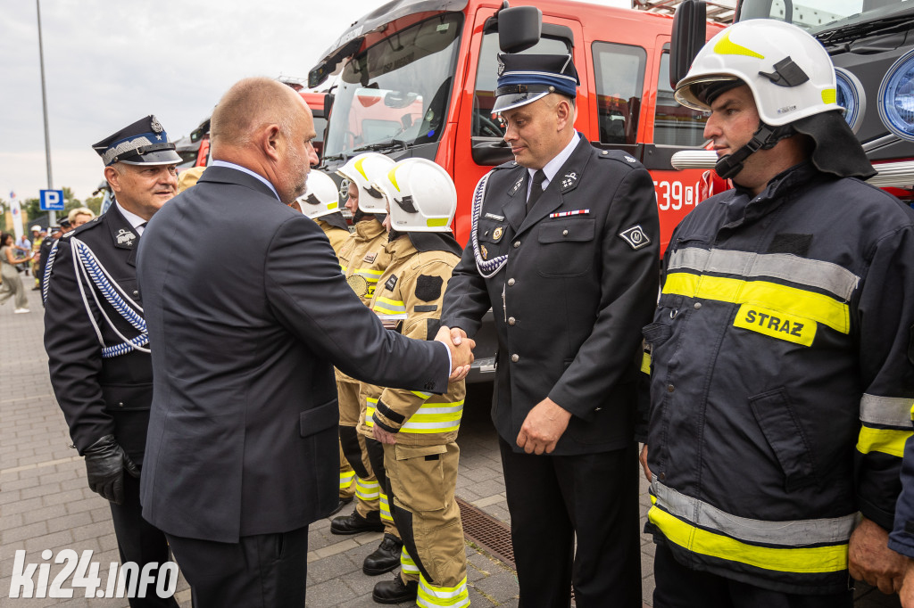 Strażacy otrzymali nowe wozy. Wśród nich znaleźli się druhowie z Gniewkowa [FOTO]