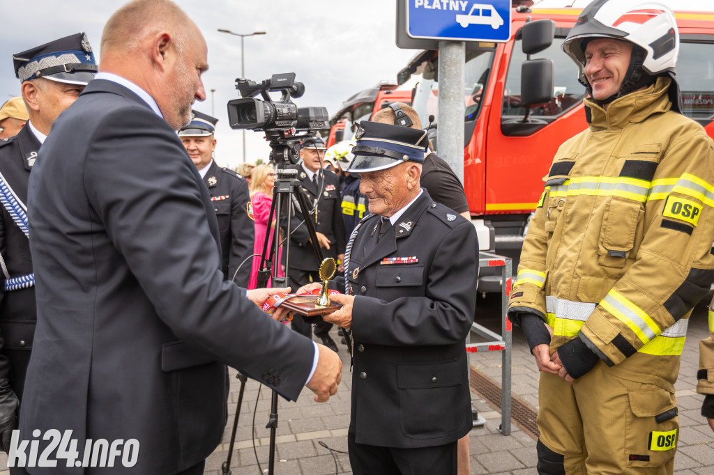 Strażacy otrzymali nowe wozy. Wśród nich znaleźli się druhowie z Gniewkowa [FOTO]