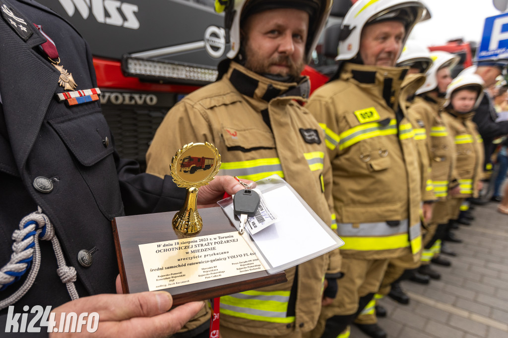 Strażacy otrzymali nowe wozy. Wśród nich znaleźli się druhowie z Gniewkowa [FOTO]
