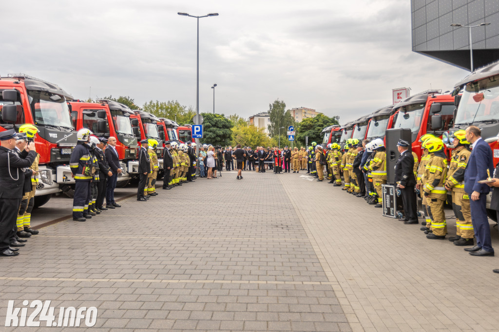 Strażacy otrzymali nowe wozy. Wśród nich znaleźli się druhowie z Gniewkowa [FOTO]