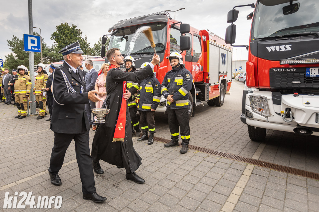 Strażacy otrzymali nowe wozy. Wśród nich znaleźli się druhowie z Gniewkowa [FOTO]