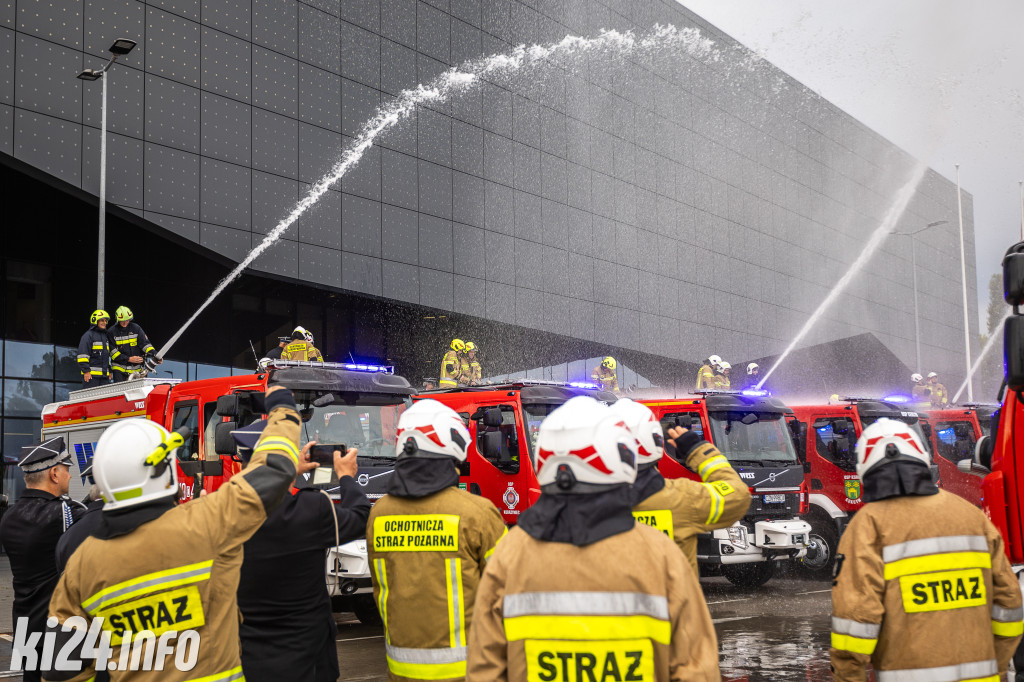 Strażacy otrzymali nowe wozy. Wśród nich znaleźli się druhowie z Gniewkowa [FOTO]