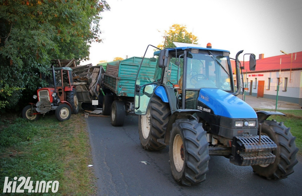 Wypadek dwóch traktorów