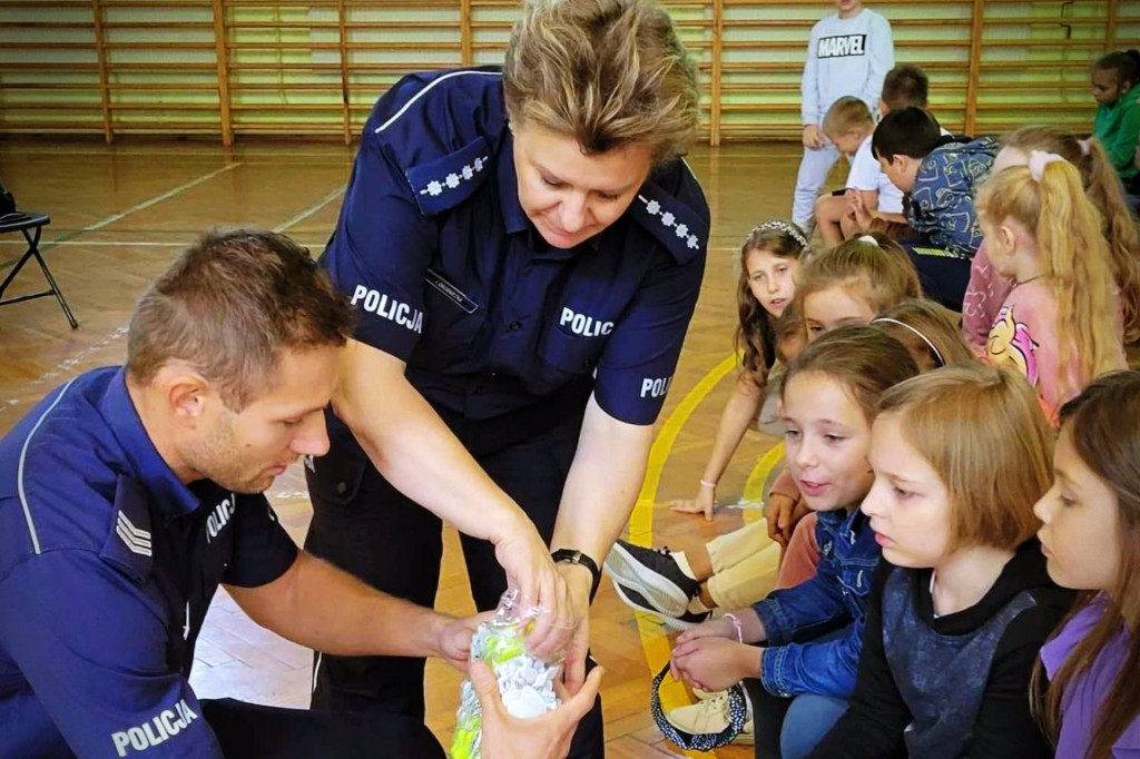 Policjanci w podstawówce w Sławęcinku