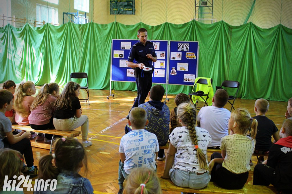 Policjanci w podstawówce w Sławęcinku