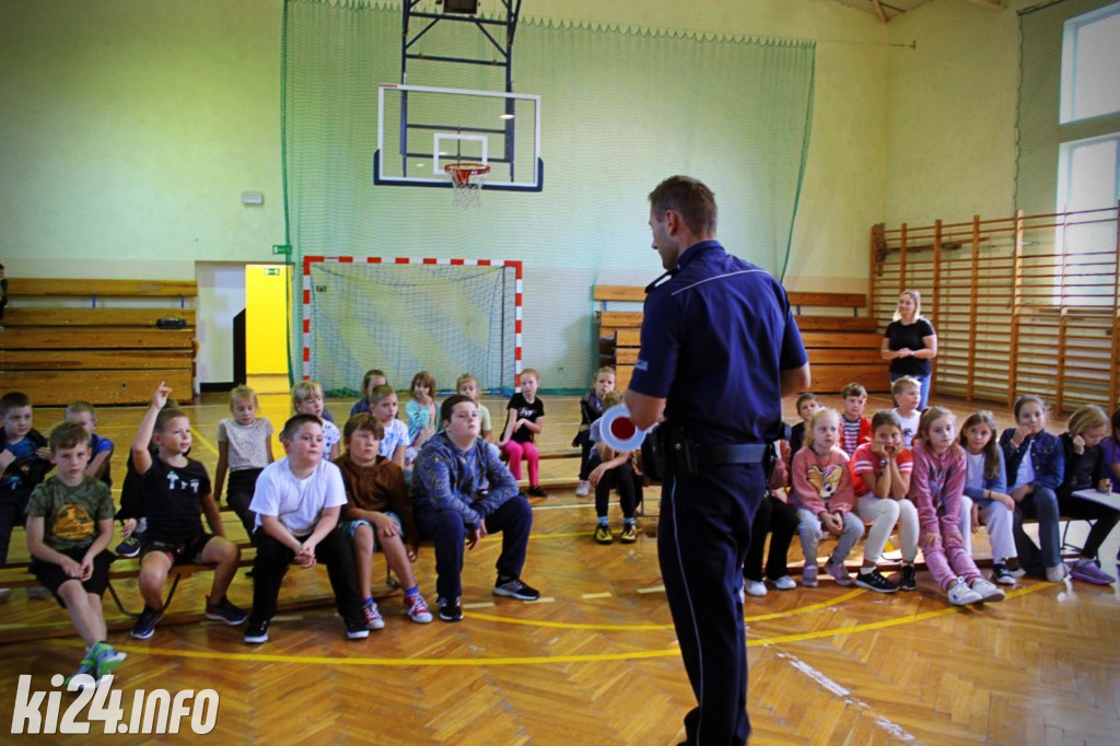 Policjanci w podstawówce w Sławęcinku