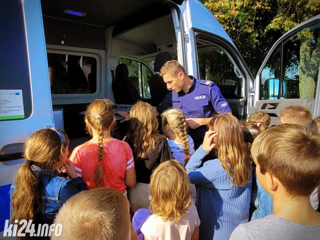Policjanci w podstawówce w Sławęcinku