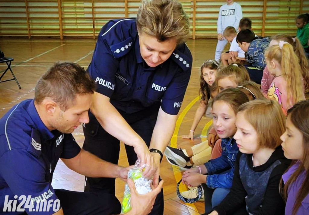 Policjanci w podstawówce w Sławęcinku