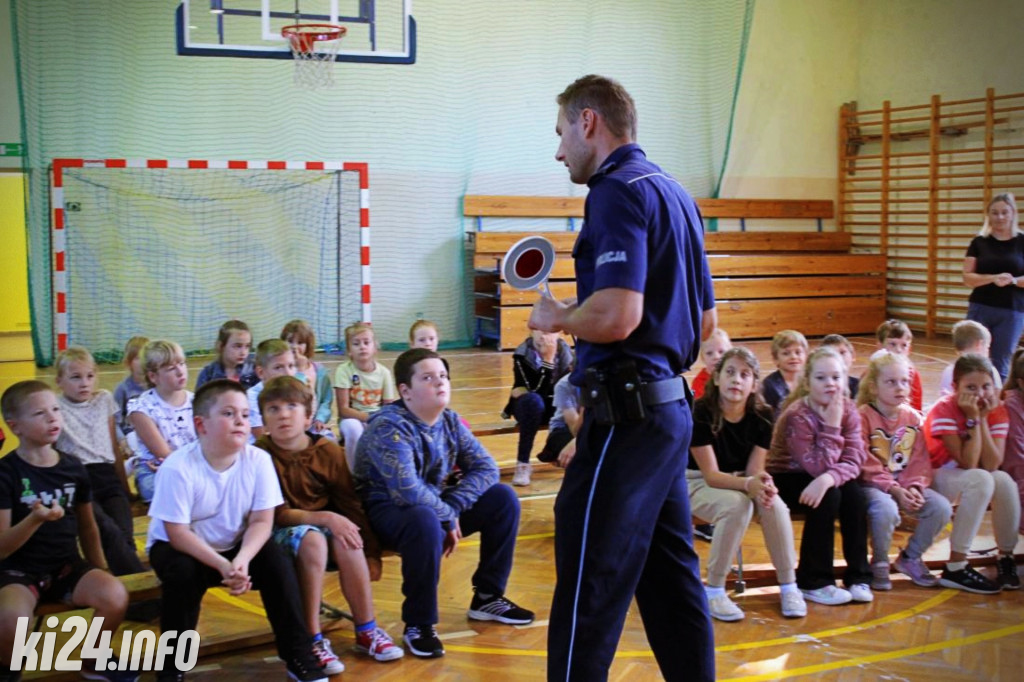 Policjanci w podstawówce w Sławęcinku