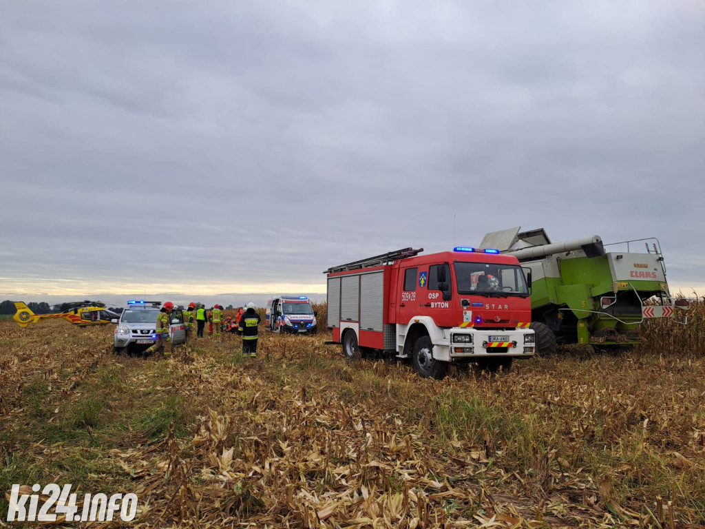  Wypadek w polu. Poszkodowany mężczyzna podczas zbioru kukurydzy