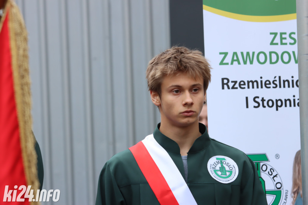  Młodzi rzemieślnicy pełnoprawnymi uczniami. W ruch poszła szabla [ZDJĘCIA]
