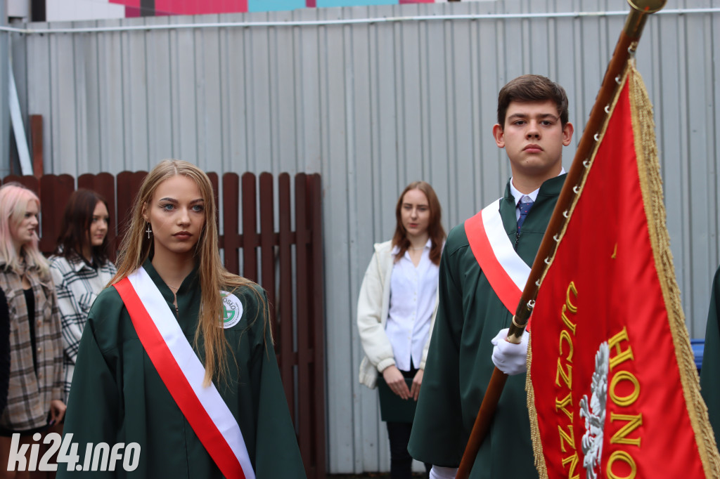  Młodzi rzemieślnicy pełnoprawnymi uczniami. W ruch poszła szabla [ZDJĘCIA]
