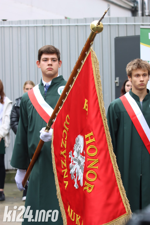  Młodzi rzemieślnicy pełnoprawnymi uczniami. W ruch poszła szabla [ZDJĘCIA]