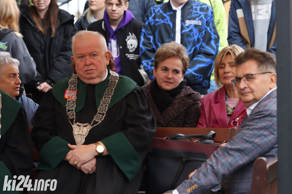  Młodzi rzemieślnicy pełnoprawnymi uczniami. W ruch poszła szabla [ZDJĘCIA]