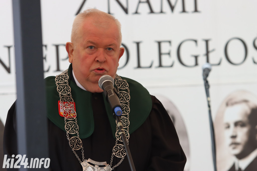  Młodzi rzemieślnicy pełnoprawnymi uczniami. W ruch poszła szabla [ZDJĘCIA]