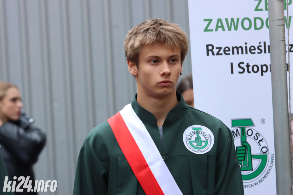 Młodzi rzemieślnicy pełnoprawnymi uczniami. W ruch poszła szabla [ZDJĘCIA]