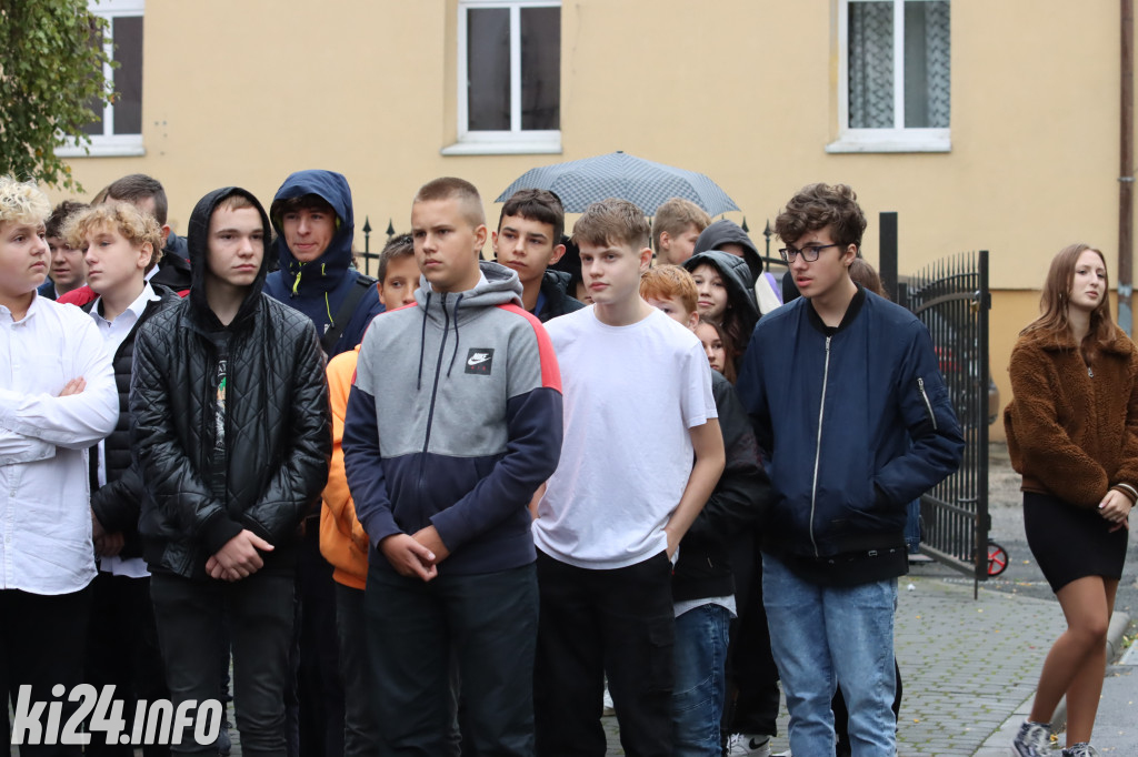  Młodzi rzemieślnicy pełnoprawnymi uczniami. W ruch poszła szabla [ZDJĘCIA]