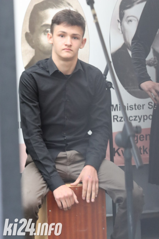  Młodzi rzemieślnicy pełnoprawnymi uczniami. W ruch poszła szabla [ZDJĘCIA]