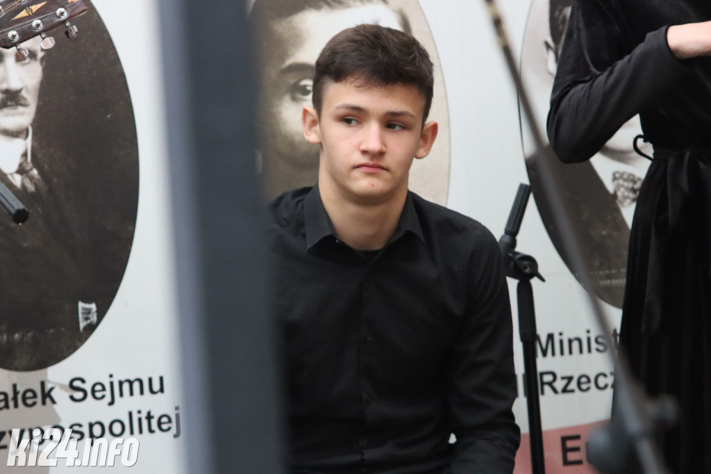  Młodzi rzemieślnicy pełnoprawnymi uczniami. W ruch poszła szabla [ZDJĘCIA]