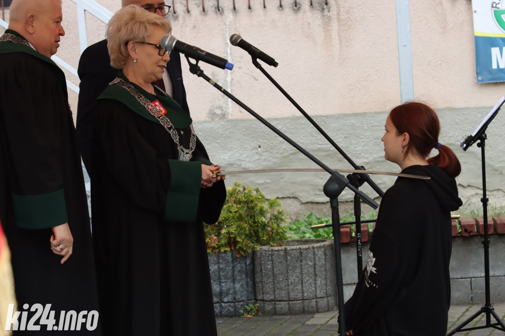  Młodzi rzemieślnicy pełnoprawnymi uczniami. W ruch poszła szabla [ZDJĘCIA]