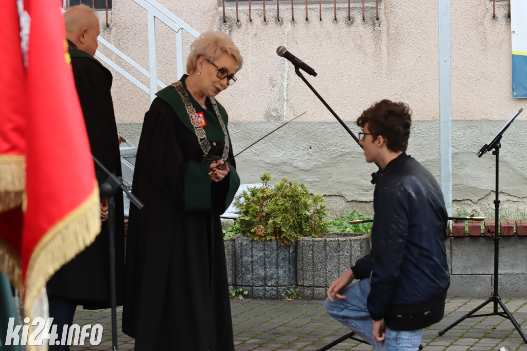  Młodzi rzemieślnicy pełnoprawnymi uczniami. W ruch poszła szabla [ZDJĘCIA]