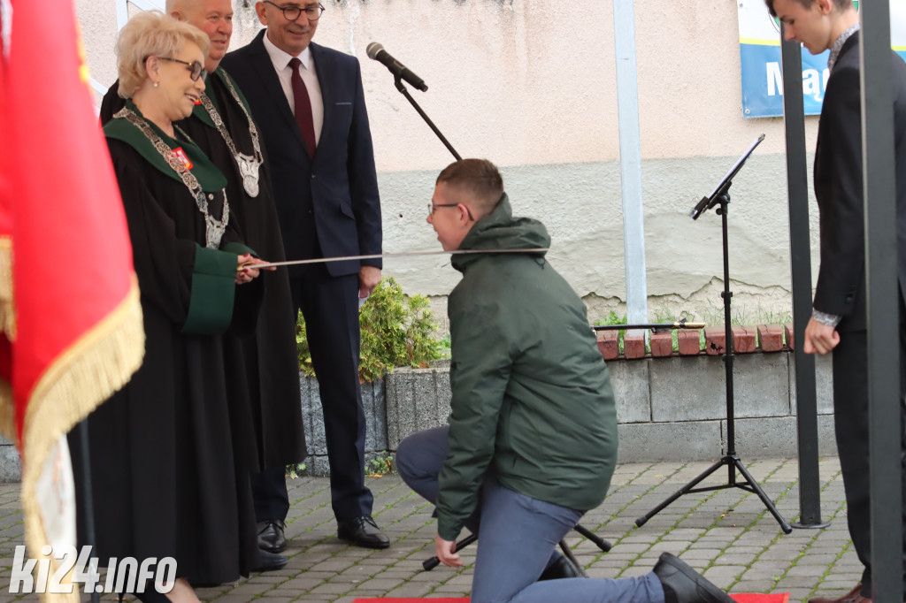  Młodzi rzemieślnicy pełnoprawnymi uczniami. W ruch poszła szabla [ZDJĘCIA]
