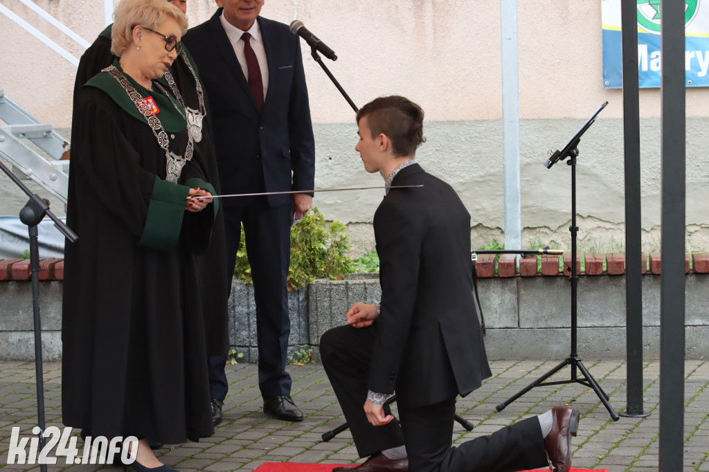  Młodzi rzemieślnicy pełnoprawnymi uczniami. W ruch poszła szabla [ZDJĘCIA]