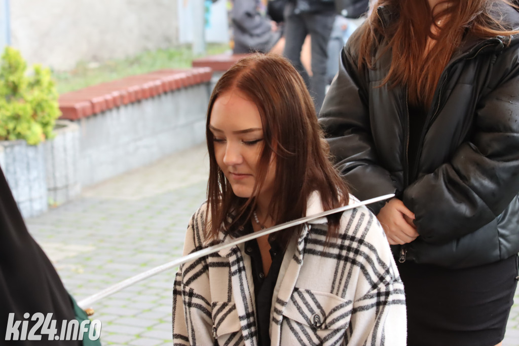  Młodzi rzemieślnicy pełnoprawnymi uczniami. W ruch poszła szabla [ZDJĘCIA]