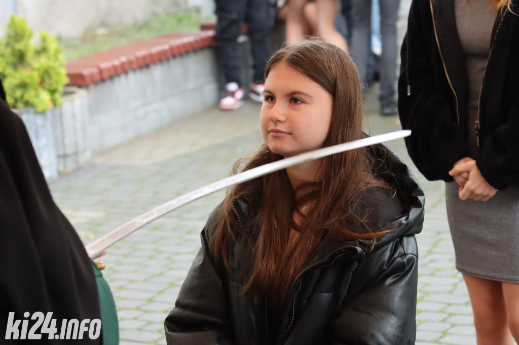  Młodzi rzemieślnicy pełnoprawnymi uczniami. W ruch poszła szabla [ZDJĘCIA]