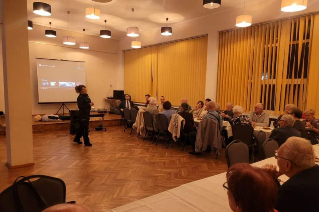 Policjanci edukują o zagrożeniach