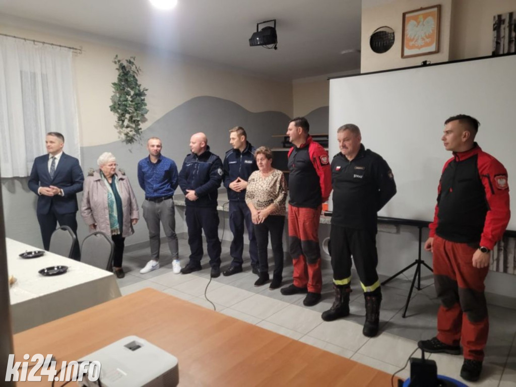 Policjanci edukują o zagrożeniach