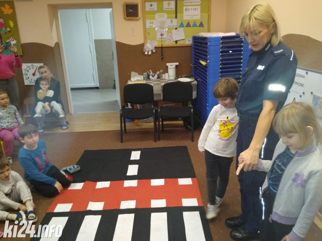 Policjanci edukują o zagrożeniach