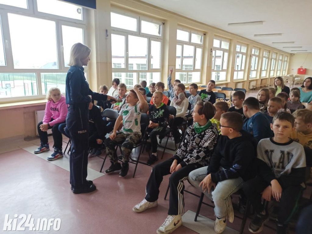 Policjanci edukują o zagrożeniach