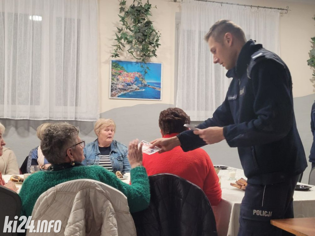 Policjanci edukują o zagrożeniach